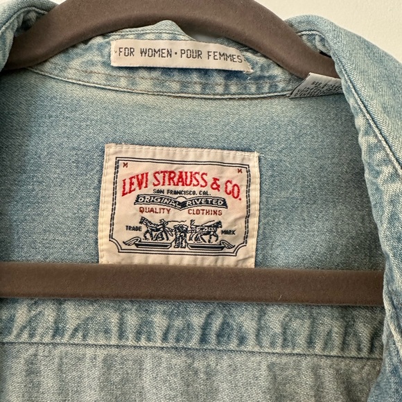 Vintage Levi’s Women’s Jean Shirt, Size Medium - Picture 3 of 4